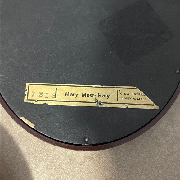 Vintage Oval Framed Portraits - Picture 10 of 13